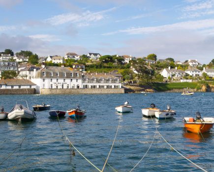 web-boats-with-hotel-background