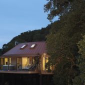 chewton_glen_ah-treehouse-at-dusk