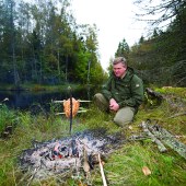ray_mears_-_wilderness_chef_cleft_stick_800