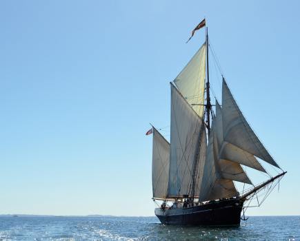 tall_ship_sailing_in_the_hebrides