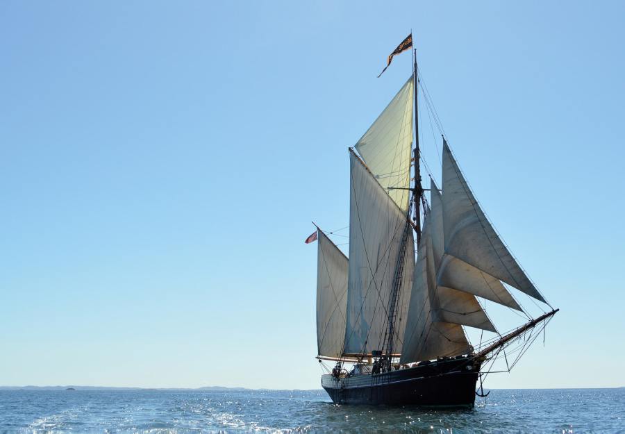 tall_ship_sailing_in_the_hebrides