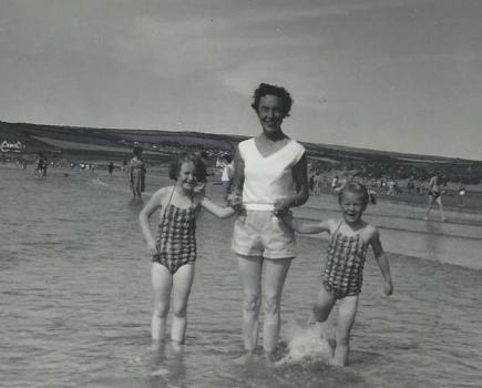 mum_with_jo_and_sue_croyde-min