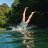 thera_sea_wild_swimming_in_the_fal_taking_the_plunge-min