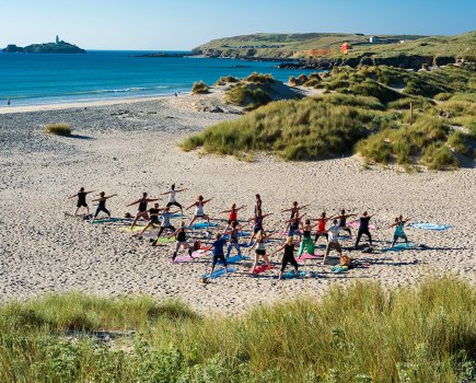 2_cornish_gems_retreat_credit_alicia_ray_beach_yoga-min