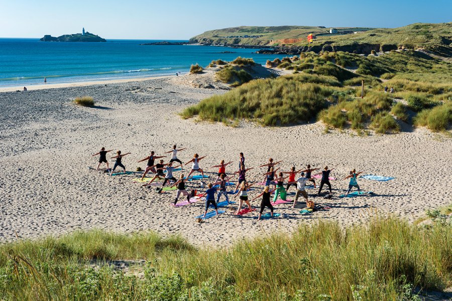 2_cornish_gems_retreat_credit_alicia_ray_beach_yoga-min