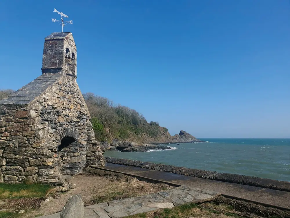 Cwm-yr-Eglwys, a serene beach featuring the remnants of St Brynach’s Church.