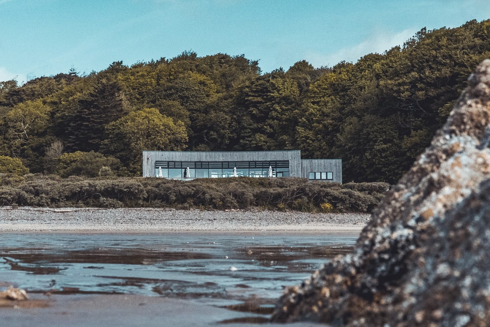 Lan y Môr on Coppet Hall Beach – the name is Welsh for 'seashore'; the striking exterior of 
the restaurant 