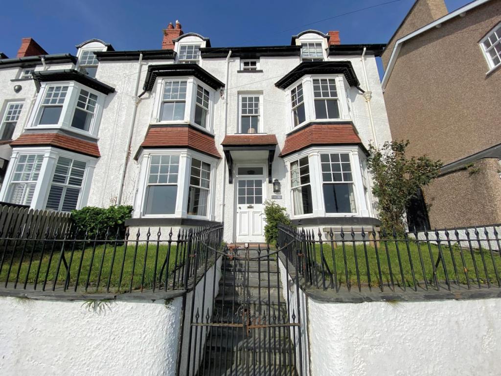 Aberdovey, Gwynedd - Offers in excess of £550,000. Welsh Property Services