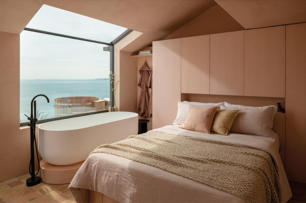 Raised on a curved plinth crafted by a former boatbuilder turned carpenter, the bathtub 
is level with the window, giving a sense of ‘floating above the Atlantic’ as you enjoy a relaxing soak