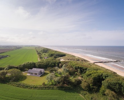 Just a few steps away from Waxham’s dunes and beach, Shangri-La is surrounded by trees and rural fields