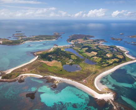 A spectacular aerial view of the islands of Tresco and Bryher – through community research project Game of Drones, Jilly has discovered that Scillonian bees breed on the islands and cross water to mate, sustainably maintaining their population