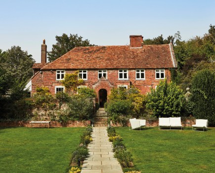 et in countryside just minutes from the coast of Kent, Updown Farmhouse provides a beautiful, bucolic setting for the perfect getaway