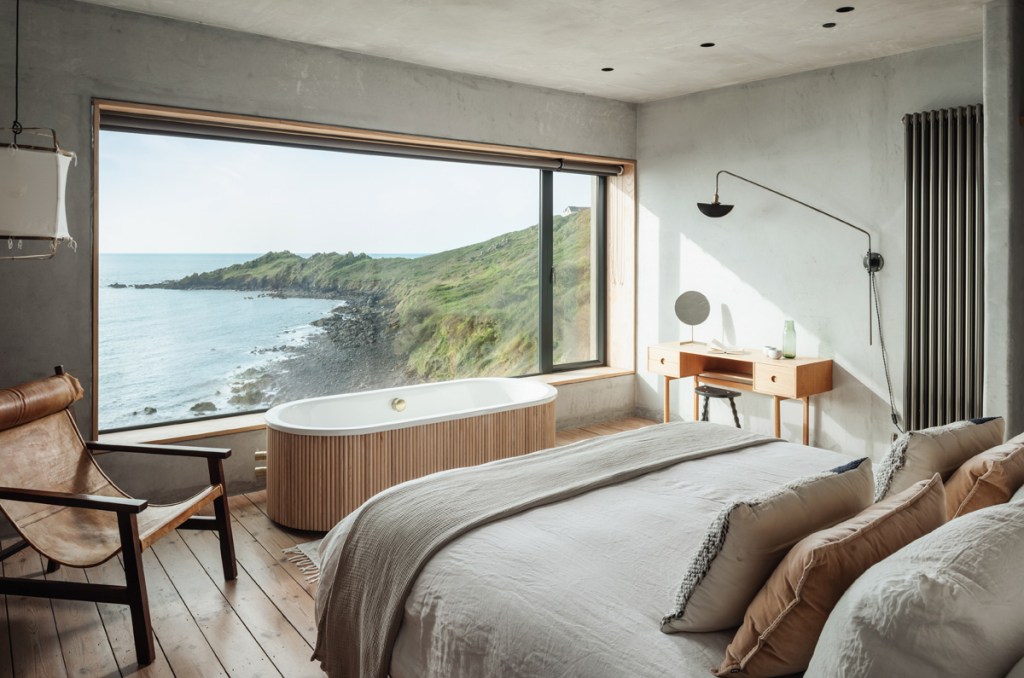 ou can also soak up the coastal spectacle as you bathe in an ash-clad tub